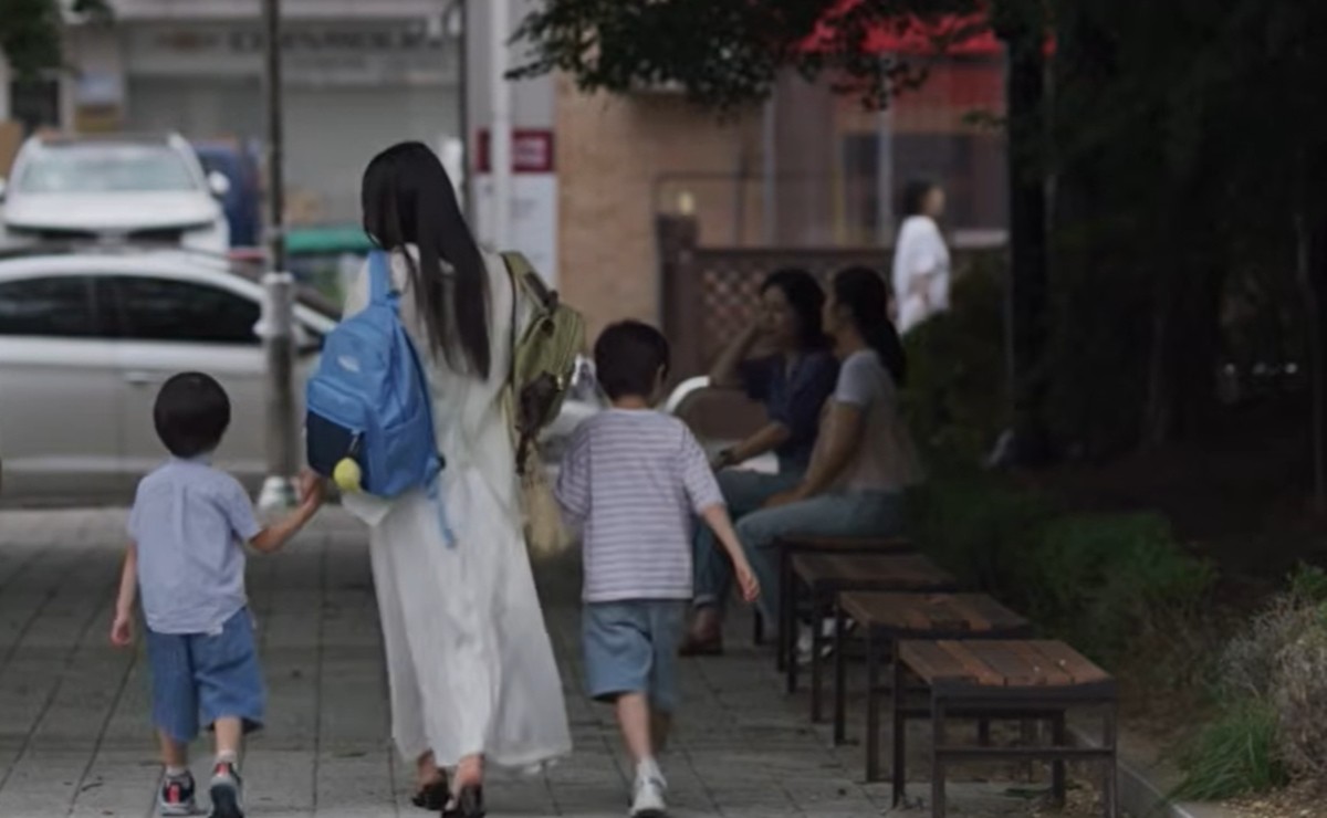 친구가 바람피우는 동안 친구 자녀를 대신 하원시키는 여성. / 채널A ‘탐정들의 영업비밀’