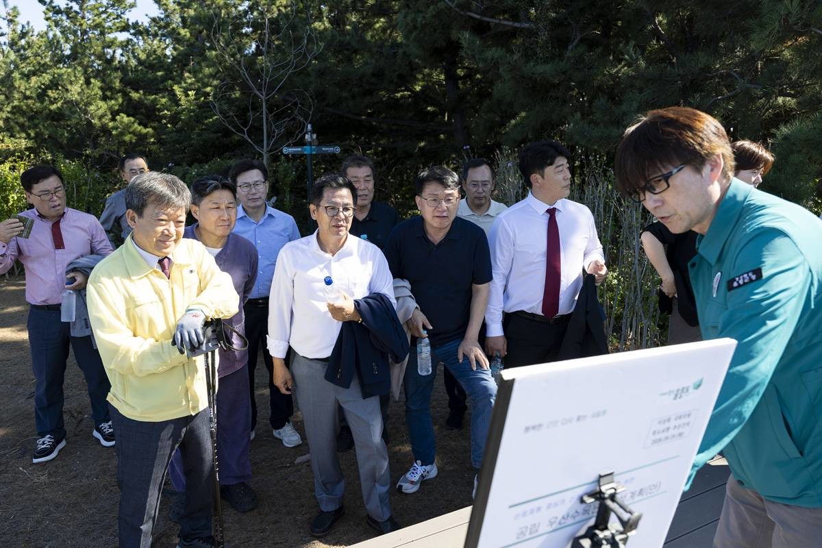 울릉군은 29일 이상휘 국회의원 초청 정책간담회를 개최했다. 사진은 죽도 방문 모습/이하 울릉군