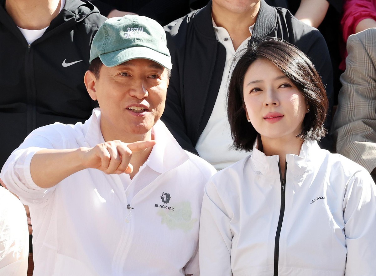 오세훈 서울시장(왼쪽)과 배현진 국민의힘 의원이 18일 서울 송파구 문정역 펀 스테이션 개장행사에 참석해 대화를 나누고 있다. / 뉴스1