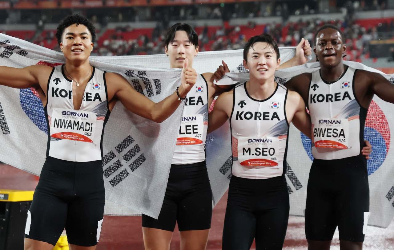 지난 28일 나고야시 미즈호파크 주경기장에서 열린 2026 아이치·나고야아시안게임 남자 육상 400m 계주 결승에서 나마디 조엘진(왼쪽부터), 이재성, 서민준, 비웨사 다니엘이 동메달을 확정 짓고 기뻐하고 있다. / 뉴스1