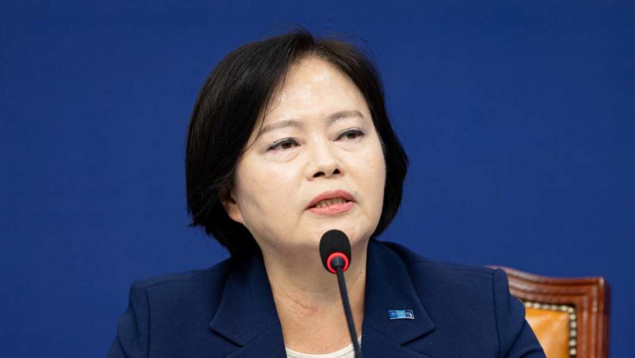 정춘생 조국혁신당 사무총장이 지난 13일 서울 여의도 국회에서 현안 관련 기자간담회를 하고 있다. / 뉴스1