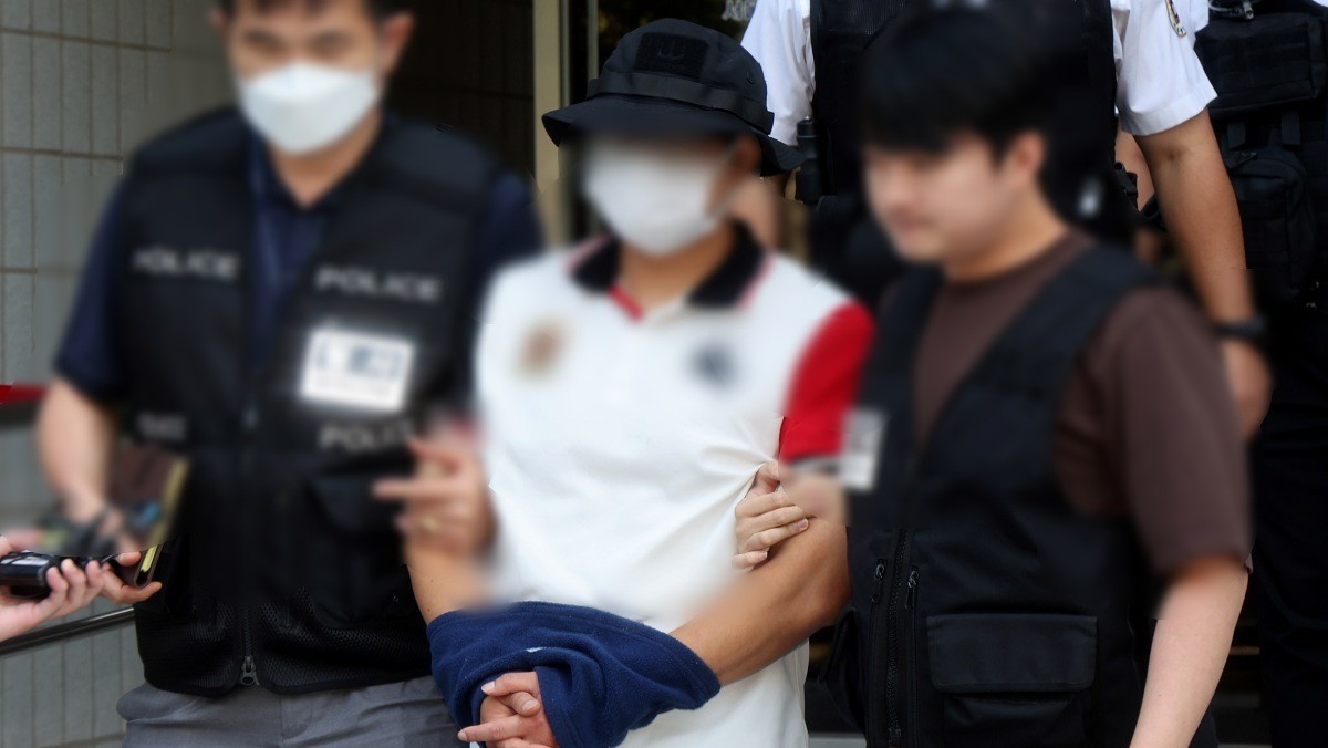 양화한강공원 인근에서 흉기를 들고 행인을 위협한 40대 남성 A 씨가 29일 오전 서울남부지법에서 열린 구속 전 피의자 심문(영장실질심사)을 마친 뒤 취재진 질문에 답하고 있다. 2026.9.29. / 뉴스1