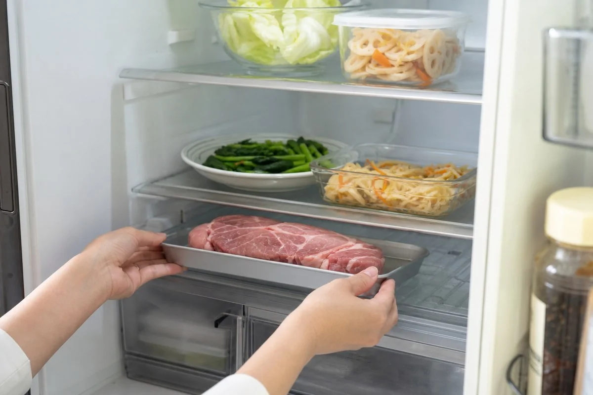집에 와서도 냉동식품 먼저, 생고기는 맨 아래 칸이 순서다 — AI로 생성한 자료 이미지