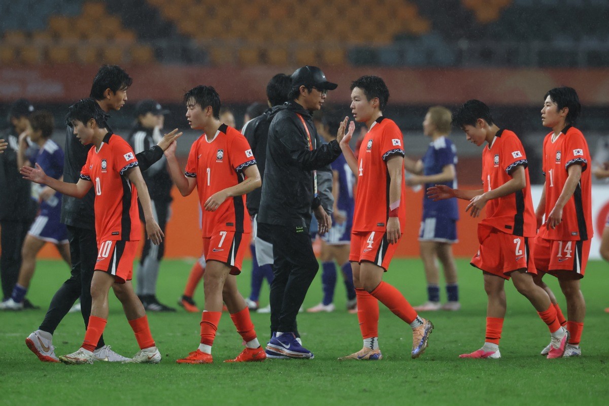 29일 오후 일본 시즈오카 스타디움 에코파에서 열린 2026 아이치·나고야 아시안게임 여자축구 4강전 대한민국과 일본의 경기, 대한민국 선수들이 0대2 패배로 경기를 마친 후 신상우 감독과 인사하고 있다 / 뉴스1