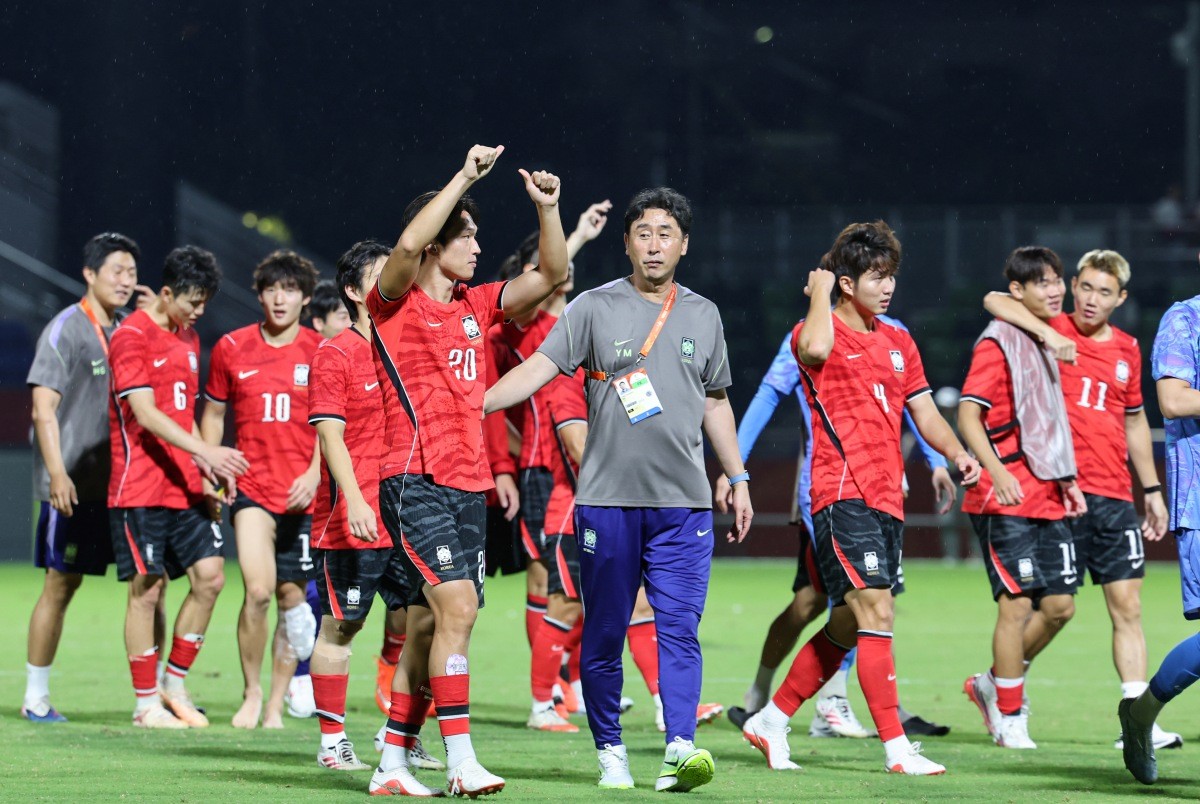 2026 아이치·나고야 아시안게임 남자축구 8강 대한민국과 베트남의 경기, 대한민국 선수들이 4대0 승리 후 기쁨을 나누고 있다. / 뉴스1