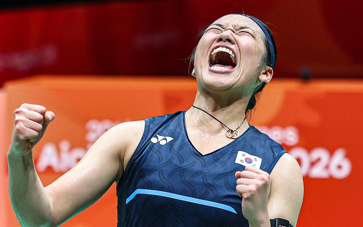 대한민국 안세영이 전날 일본 이치노미야 시립체육관에서 열린 2026 아이치·나고야 아시안게임 배드민턴 여자 단식 결승전에서 일본의 야마구치 아카네를 꺾고 금메달을 확정 짓자 기뻐하고 있다 / 뉴스1