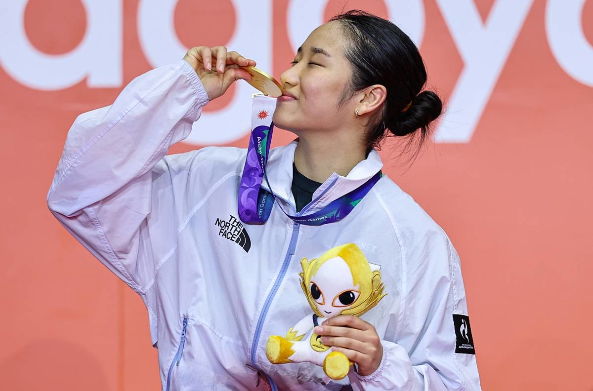 대한민국 안세영이 전날 일본 이치노미야 시립체육관에서 열린 2026 아이치·나고야 아시안게임 배드민턴 여자 단식 시상식에서 금메달을 목에 걸고 기뻐하고 있다. 안세영은 결승에서 일본의 야마구치 아카네를 꺾고 2연패를 달성했다 / 뉴스1