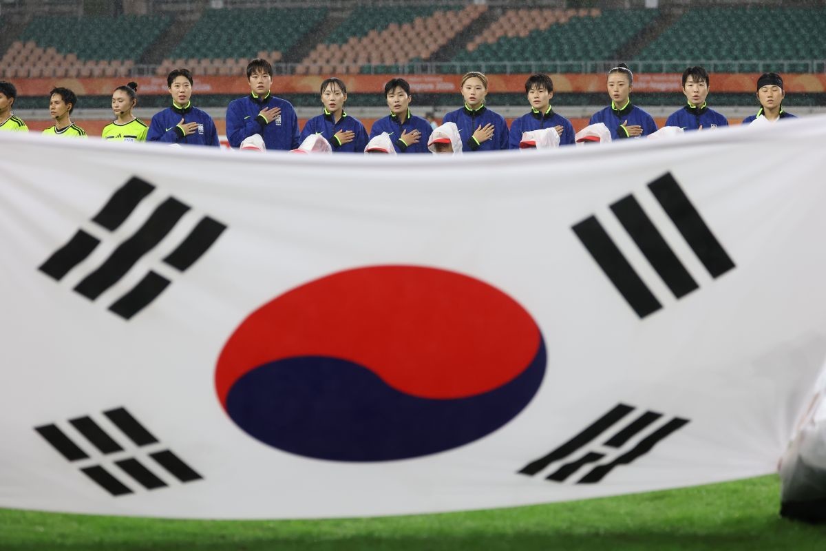 지난 29일 오후 일본 시즈오카 스타디움 에코파에서 열린 2026 아이치·나고야 아시안게임 여자축구 4강전 대한민국과 일본의 경기, 대한민국 신상우 감독이 경기를 지켜보고 있다. / 뉴스1