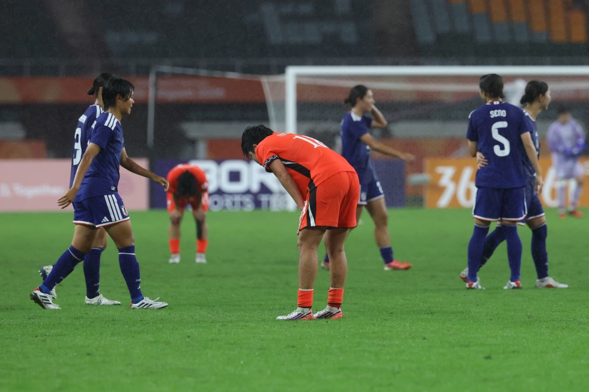 지난 29일 오후 일본 시즈오카 스타디움 에코파에서 열린 2026 아이치·나고야 아시안게임 여자축구 4강전 대한민국과 일본의 경기, 대한민국 선수들이 0대2 패배로 경기를 마친 후 아쉬워하고 있다. / 뉴스1