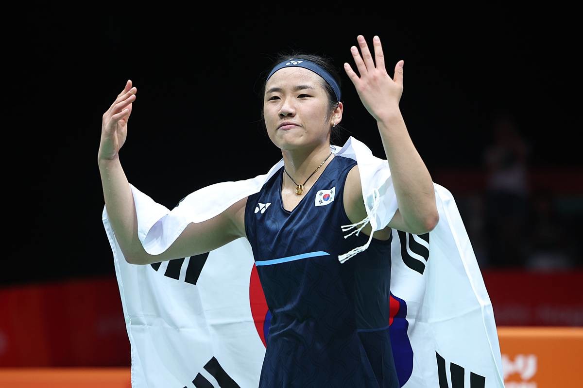 대한민국 안세영이 전날 일본 이치노미야 시립체육관에서 열린 2026 아이치·나고야 아시안게임 배드민턴 여자 단식 결승전에서 일본의 야마구치 아카네를 꺾고 금메달을 확정 짓자 기뻐하고 있다 / 뉴스1
