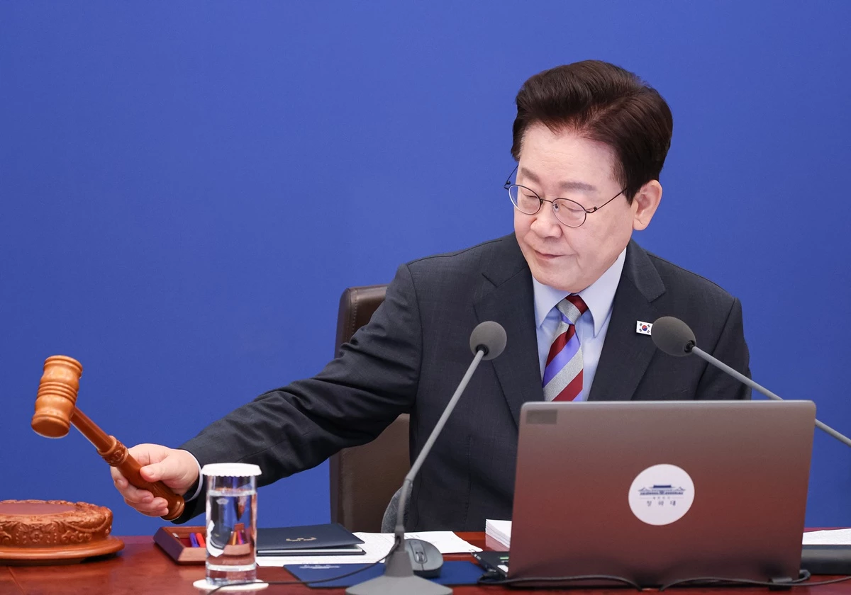 이재명 대통령이 29일 청와대에서 열린 국무회의에서 의사봉을 두드리고 있다. 기사 이해를 돕기 위한 자료 사진. 이재명 대통령의 국정수행에 대한 긍정평가가 35.8%로 나타났다는 여론조사 결과가 29일 공개됐다. 여론조사 전문기관 한길리서치는 폴리뉴스와 KNA25 의뢰로 지난 27~28일 전국 만 18세 이상 남녀 1011명을 대상으로 실시한 정기조사 결과를 29일 공개했다. 이번 조사에서 이재명 대통령의 국정수행에 대해 '잘하고 있다'라는 긍정평가는 35.8%로 조사됐다. / 뉴스1
