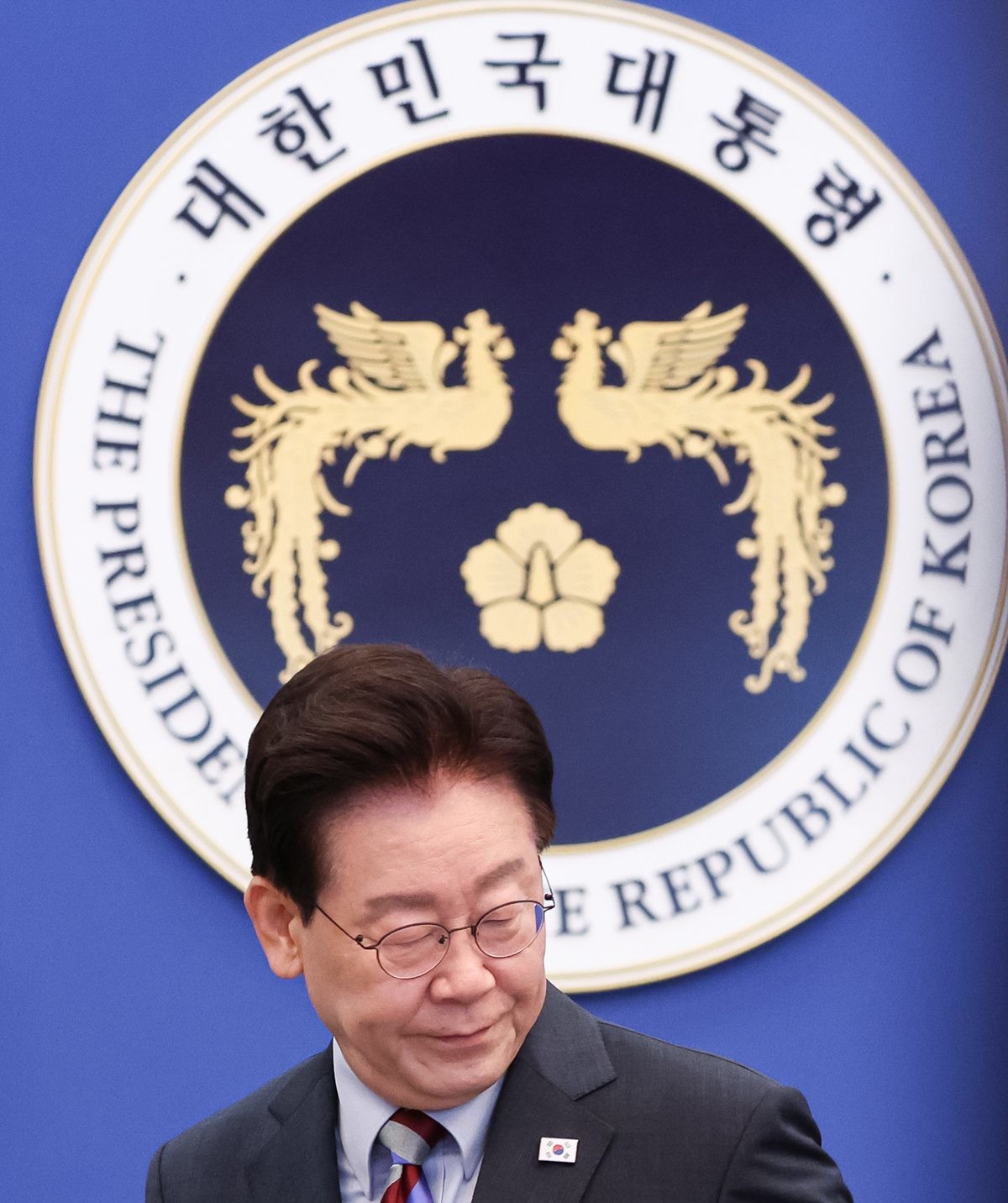 이재명 대통령이 29일 청와대에서 열린 국무회의에서 국민의례를 마친 후 자리에 착석하고 있다. 기사 이해를 돕기 위한 자료 사진. 이재명 대통령의 국정수행에 대한 긍정평가가 35.8%로 나타났다는 여론조사 결과가 29일 공개됐다. 여론조사 전문기관 한길리서치는 폴리뉴스와 KNA25 의뢰로 지난 27~28일 전국 만 18세 이상 남녀 1011명을 대상으로 실시한 정기조사 결과를 29일 공개했다. 이번 조사에서 이재명 대통령의 국정수행에 대해 '잘하고 있다'라는 긍정평가는 35.8%로 조사됐다. 직전인 5~7일 한길리서치 조사와 비교하면 이재명 대통령 국정수행 긍정평가는 36.4%에서 35.8%로 0.6%포인트 떨어졌다. / 뉴스1