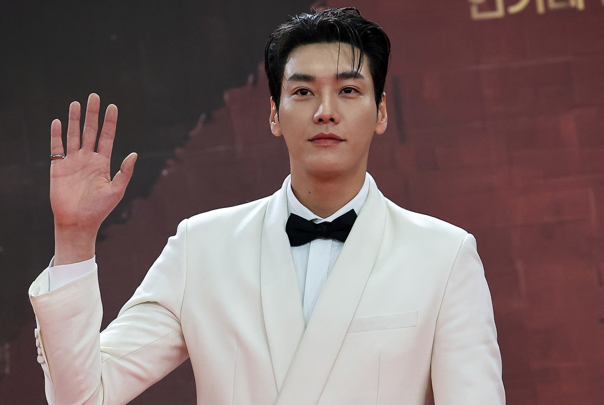 배우 김영광이 지난해 서울 영등포구 KBS 신관에서 진행된 ‘2025 KBS 연기대상’ 레드카펫 행사에 참석하고 있다. / 뉴스1
