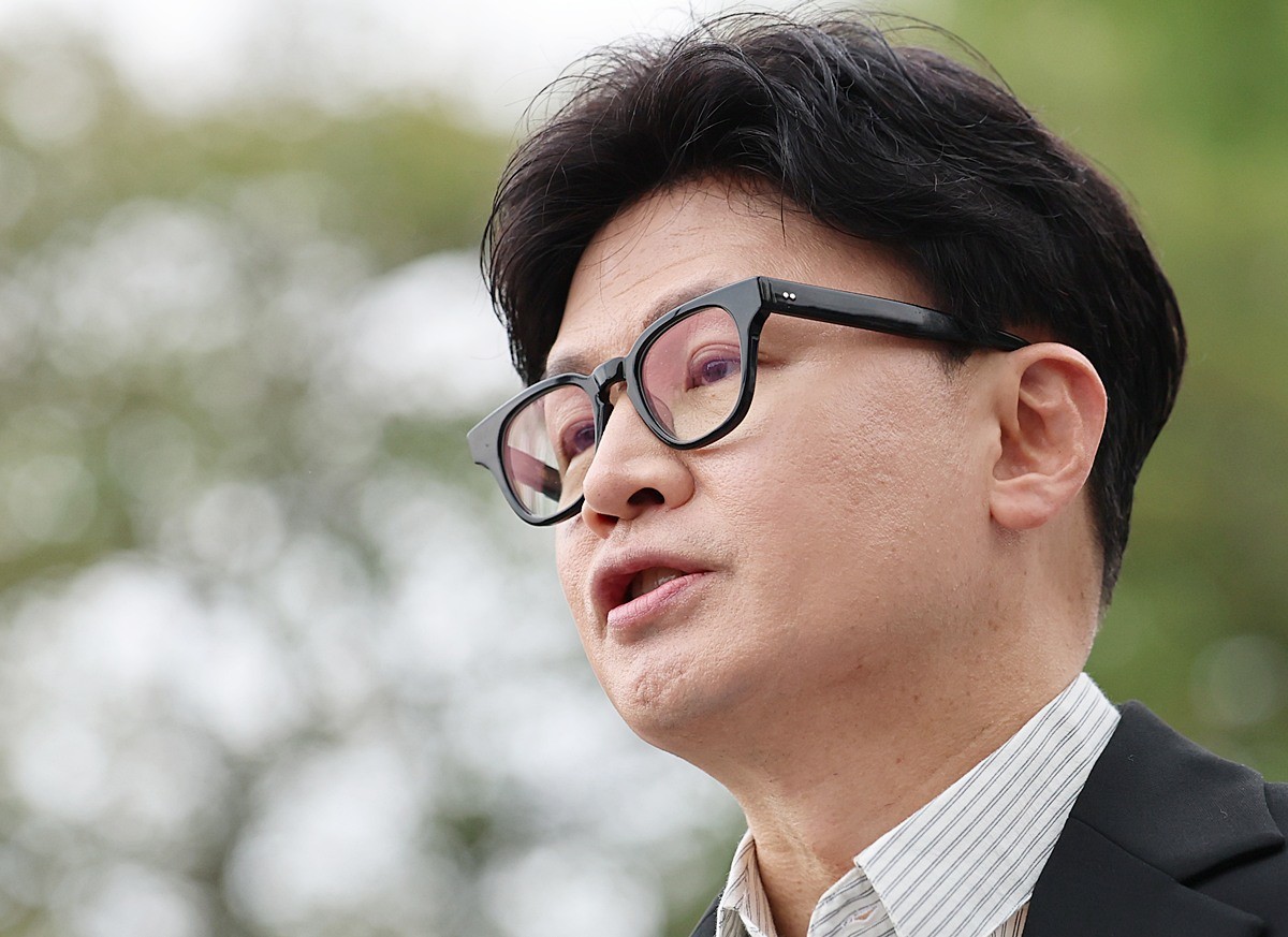 한동훈 무소속 의원이 서울 용산구 국방부 앞에서 기자회견을 열고 'DMZ 지뢰 폭발' 현장 조사를 촉구하는 1인 시위를 하고 있다. 기사 이해를 돕기 위한 자료 사진. 여론조사 전문기관 한길리서치가 실시한 차기 대선주자 선호도(지지도) 조사 결과가 29일 나왔다. 한동훈 무소속 의원과 김민석 더불어민주당 대표가 범보수, 범진보 진영의 차기 대선주자 선호도 여론조사에서 각각 선두로 조사됐다. / 뉴스1
