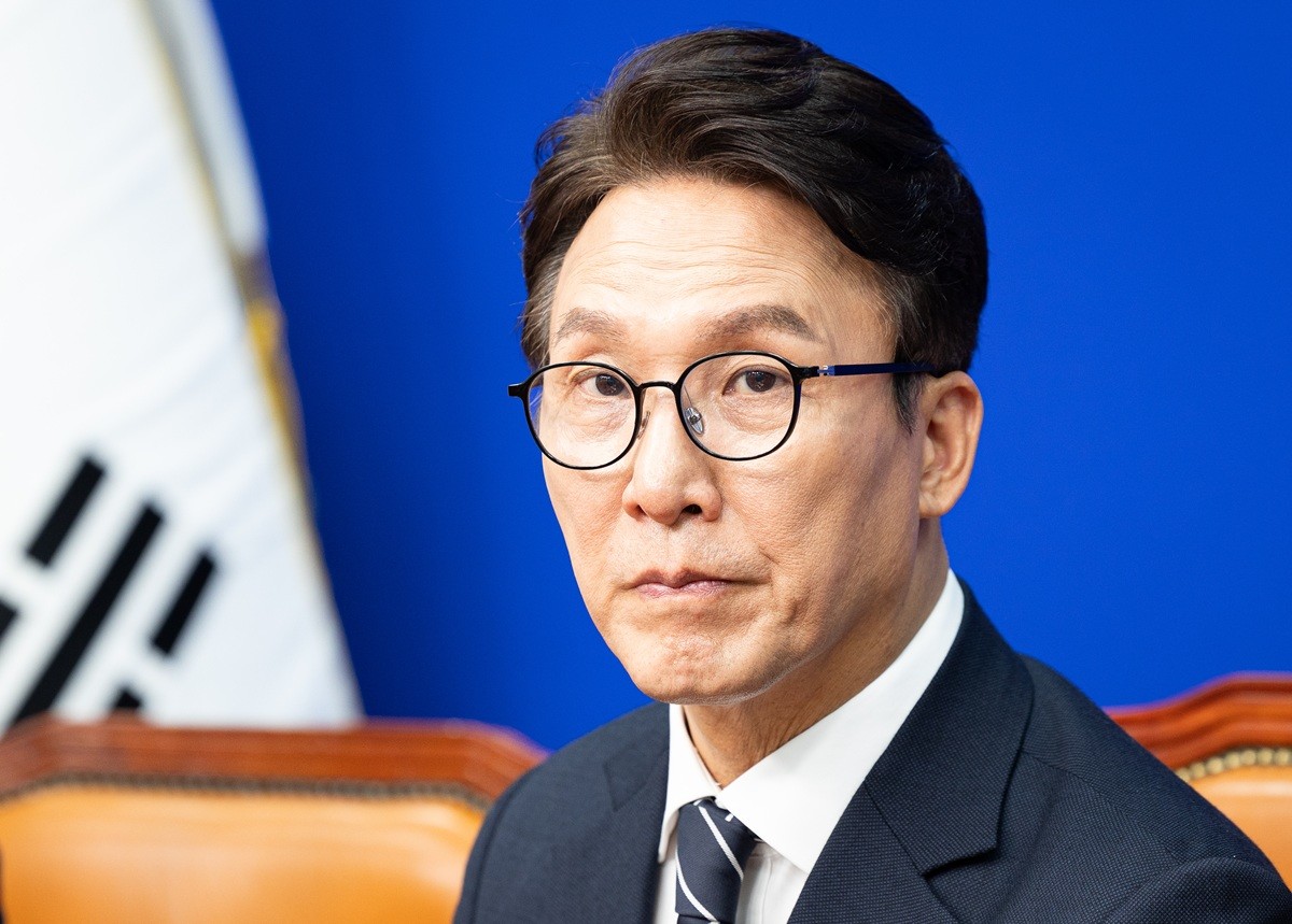 김민석 더불어민주당 대표가 서울 여의도 국회에서 열린 최고위원회의에서 지도부의 발언을 지켜보고 있다. 기사 이해를 돕기 위한 자료 사진. 여론조사 전문기관 한길리서치가 실시한 차기 대선주자 선호도(지지도) 조사 결과가 29일 나왔다. 한동훈 무소속 의원과 김민석 더불어민주당 대표가 범보수, 범진보 진영의 차기 대선주자 선호도 여론조사에서 각각 선두로 조사됐다. / 뉴스1