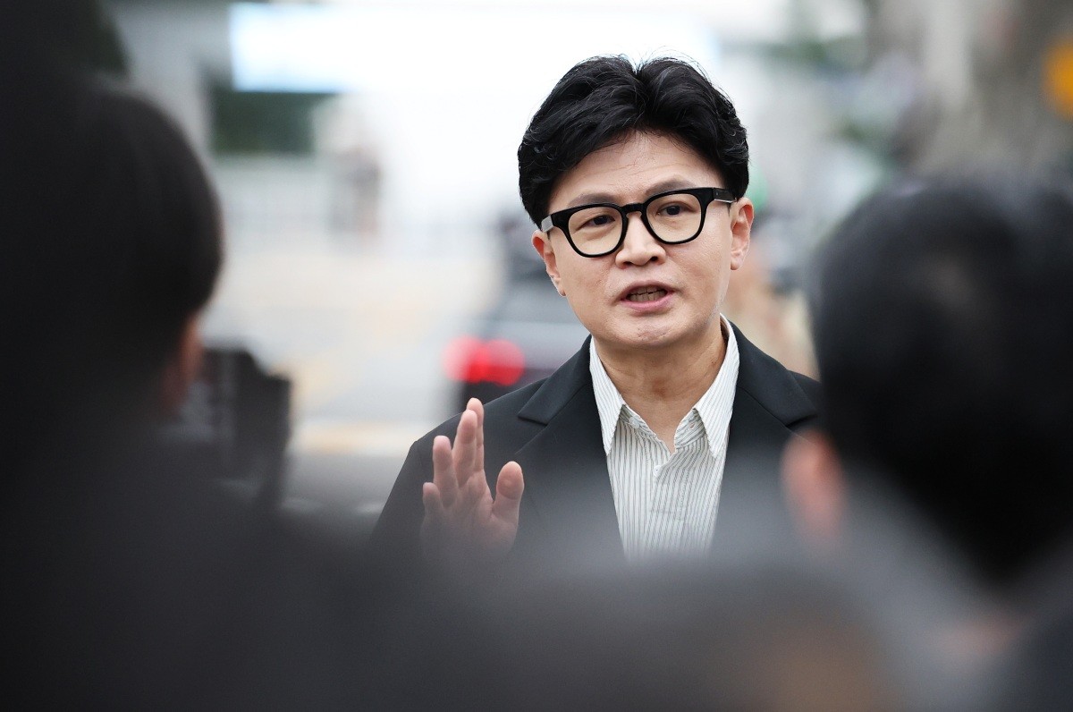 한동훈 무소속 의원이 24일 오후 서울 용산구 국방부 앞에서 기자회견을 열고 'DMZ 지뢰 폭발' 현장 조사를 촉구하는 1인 시위를 하고 있다. 2026.9.24. / 뉴스1