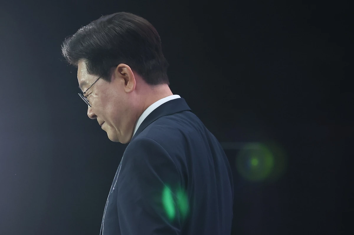 이재명 대통령이 28일 인천 송도에서 열린 제20회 세계한인의 날 기념식에서 기념사를 마친 후 단상을 내려가고 있다. 기사 이해를 돕기 위한 자료 사진. 이런 가운데 이재명 대통령의 국정수행에 대한 긍정평가가 35.8%로 나타났다는 여론조사 결과도 29일 공개됐다. 여론조사 전문기관 한길리서치는 폴리뉴스와 KNA25 의뢰로 지난 27~28일 전국 만 18세 이상 남녀 1011명을 대상으로 실시한 정기조사 결과를 29일 공개했다. 이번 조사에서 이재명 대통령의 국정수행에 대해 '잘하고 있다'라는 긍정평가는 35.8%로 조사됐다. 반면 이재명 대통령의 국정수행에 대해 '잘못하고 있다'라는 부정평가는 62.5%로 나타났다. / 뉴스1