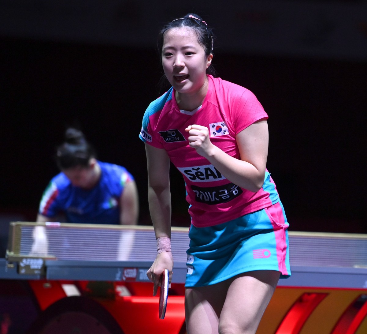 신유빈이 지난해 카타르 도하 루사일 아레나에서 열린 2025 국제탁구연맹(ITTF) 세계선수권대회 여자단식 32강 이탈리아 가이아 몬파르디니와 경기에서 득점 후 환호하고 있다. / 뉴스1