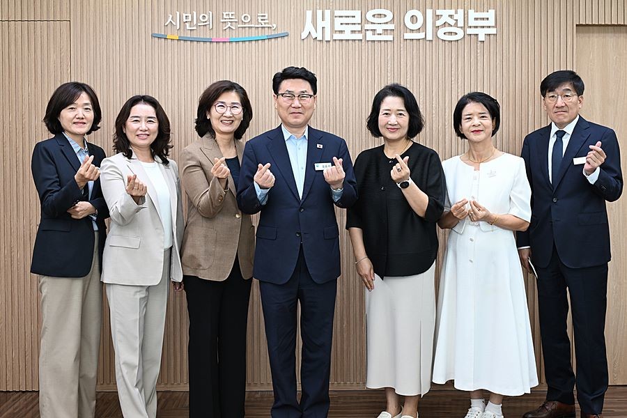 김원기 의정부시장이 9월 29일 시장실에서 한국여성경제인협회 경기북부지회 임원진과 간담회를 가진 뒤 기념촬영을 하고 있다