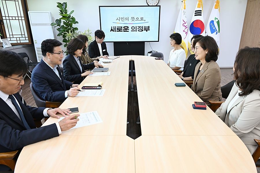 김원기 의정부시장이 9월 29일 시장실에서 한국여성경제인협회 경기북부지회 임원진과 간담회를 갖고 있다