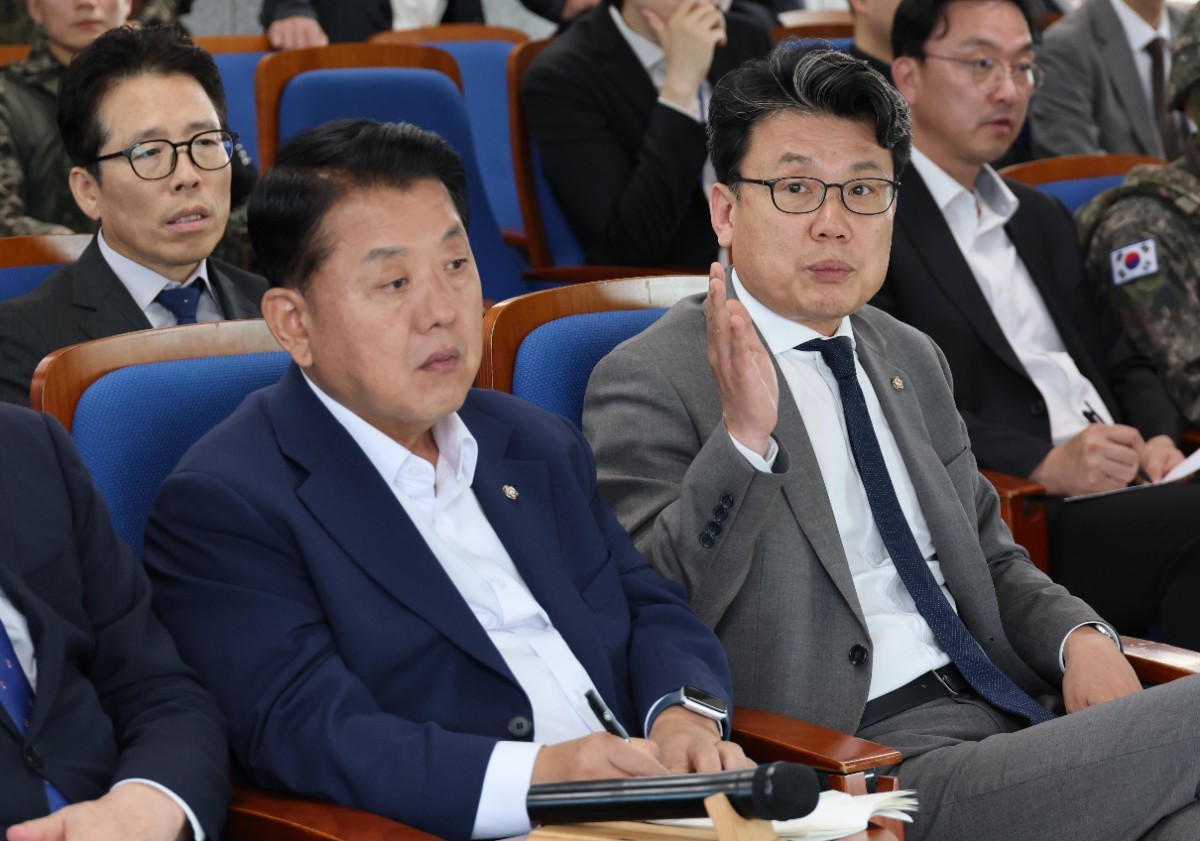 진성준(오른손을 들고 있는 사람) 국회 국방위원장을 비롯한 국방위원들이 28일 오후 경기 연천군 육군 25사단 비룡전망대를 찾아 비무장지대(DMZ)에서 발생한 지뢰 추정 폭발 사고와 관련해 설명을 듣고 군 관계자에게 질문을 하고 있다. / 뉴스1