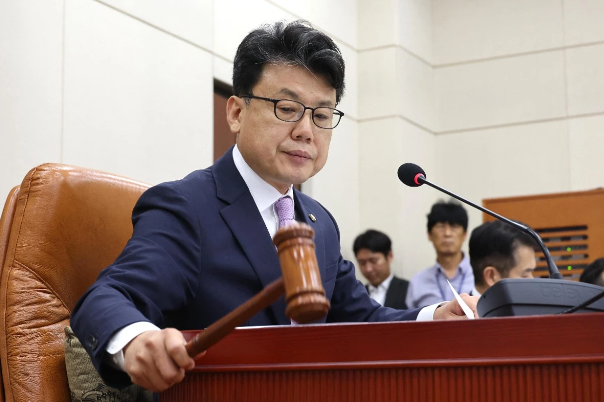 진성준 위원장이 지난 10일 서울 여의도 국회에서 열린 국방위원회 전체회의에서 강신철 국방부 장관 후보자 인사청문회 실시계획서를 채택하고 있다. / 뉴스1