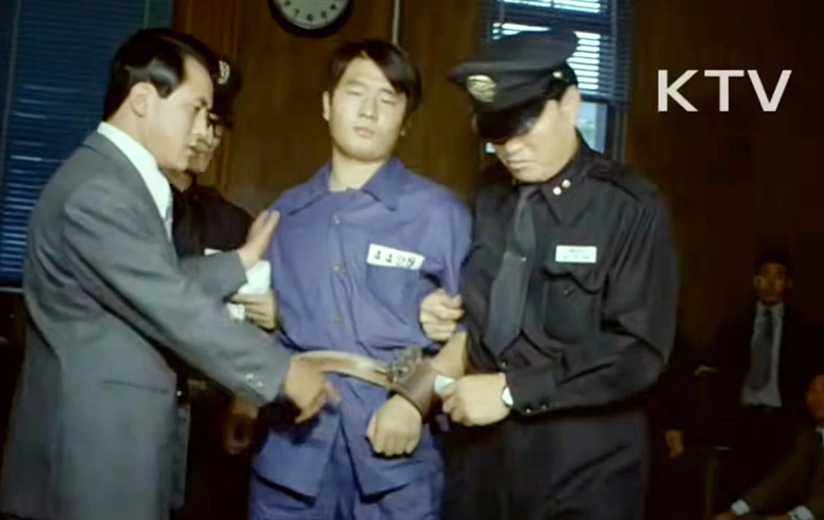 문세광 모습. 1974년 8월 15일 광복절 기념식장에서 발생한 육영수 여사 피살 사건은 대한민국 현대사에 큰 충격을 남긴 비극적인 테러 사건이다. 당시 서울 장충동 국립극장에서는 제29주년 광복절 경축식이 열리고 있었으며 박정희 대통령이 단상에서 기념사를 읽어 내려가던 도중 행사장에서 총성이 울렸다. 당시 육영수 여사의 머리에 맞아 치명상을 입었고 곧바로 서울대학교 병원으로 이송돼 응급 수술을 받았으나 안타깝게도 당일 오후 사망했다. 현장에서 즉시 체포된 범인은 당시 22세의 재일교포 청년 문세광이었다. 최근 개봉한 영화 '암살자(들)'에서 배우 박정민이 극중 인물 문태광으로 출연해 문세광을 연기했다. / KTV 제공(KTV 아카이브)