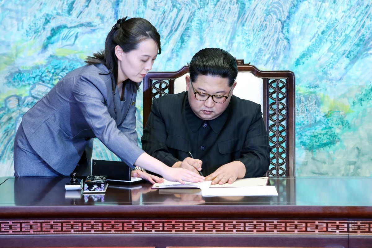 김여정(왼쪽) 노동당 총무부장과 그의 오빠인 김정은 노동당 총비서. / 뉴스1