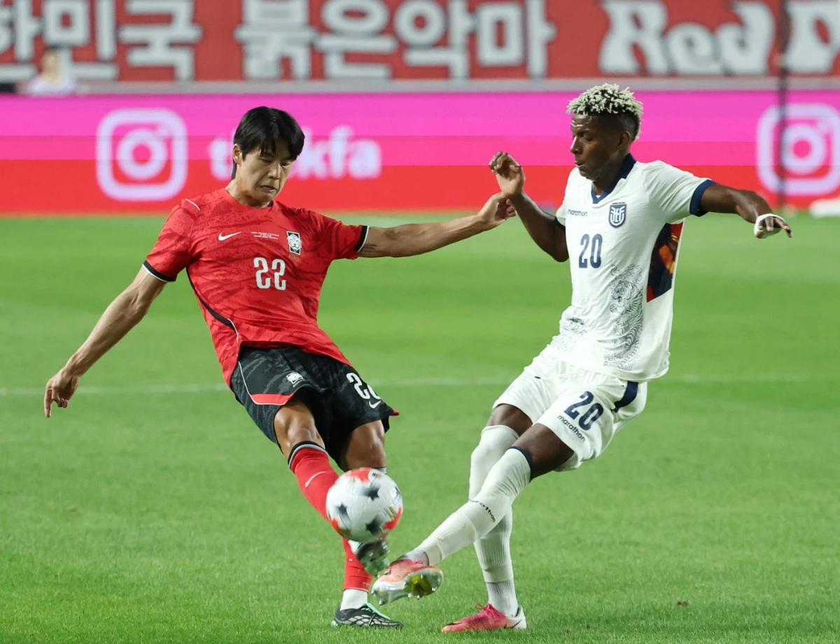 축구 국가대표 평가전 대한민국과 에콰도르의 경기에서 설영우가 패스를 하고 있는 모습 / 뉴스1