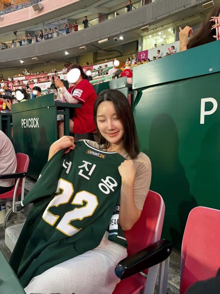 정유성이 자신의 SNS에서 서진용의 유니폼을 든 사진을 공개했다. 게시물에는 사진 여러 장도 함께 올라왔다. 두 사람의 이름이 나란히 적힌 혼인신고서, 태어난 지 얼마 되지 않은 딸의 모습, 서진용과 함께 보낸 일상이 담긴 사진들이었다. / 정유성 인스타그램