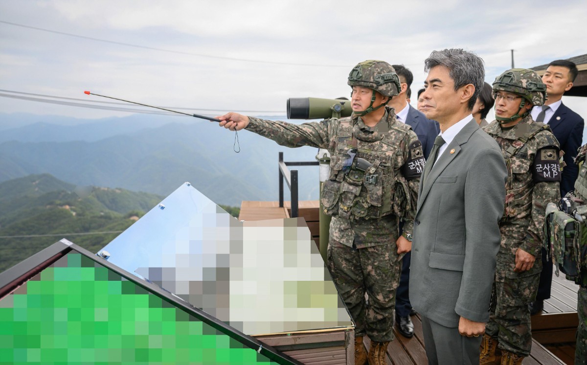 강신철 국방부 장관이 24일 중동부전선 최전방 육군 제7보병사단을 방문해 군사대비태세를 점검하고 있다. / 국방부 제공