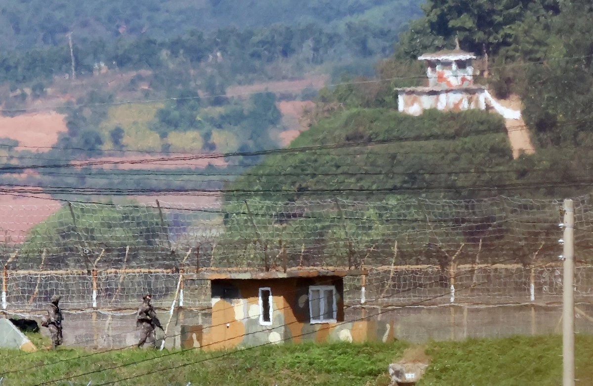 경기 파주 접경지역에서 바라본 남과 북의 초소에서 양측 병사들이 경계 근무를 서고 있는 모습 / 뉴스1