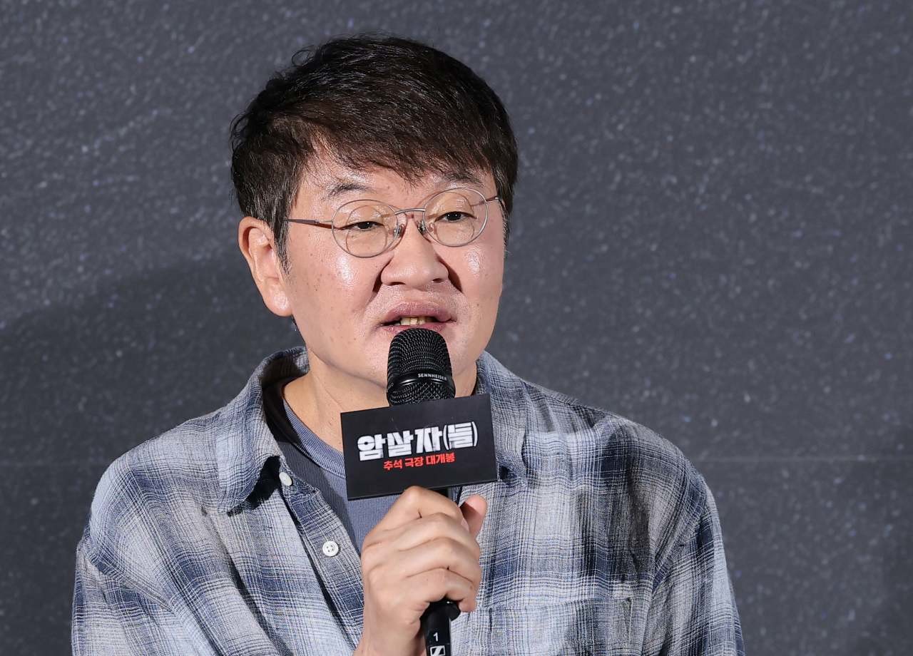 허진호 감독이 지난달 10일 오전 서울 용산구 CGV 용산아이파크몰에서 열린 영화 '암살자(들)' 제작보고회에 참석해 인사말을 하고 있다. / 뉴스1