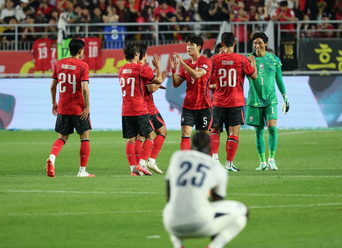 24일 경기 수원시 팔달구 수원월드컵경기장에서 열린 축구 국가대표 평가전 대한민국과 에콰도르의 경기, 3대0 승리를 거둔 대한민국 선수들이 기뻐하고 있다. / 뉴스1