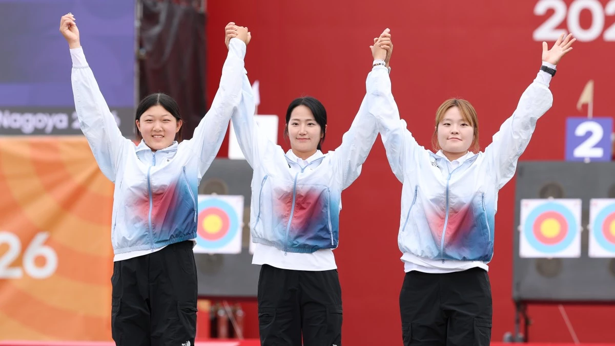 대한민국 강연서(왼쪽부터), 박정윤, 박예린이 30일 일본 오카자키 중앙종합공원 다목적광장에서 열린 2026 아이치·나고야 아시안게임 양궁 컴파운드 여자 단체전 시상식에서 동메달을 수상하기 위해 단상에 오르고 있다. / 뉴스1