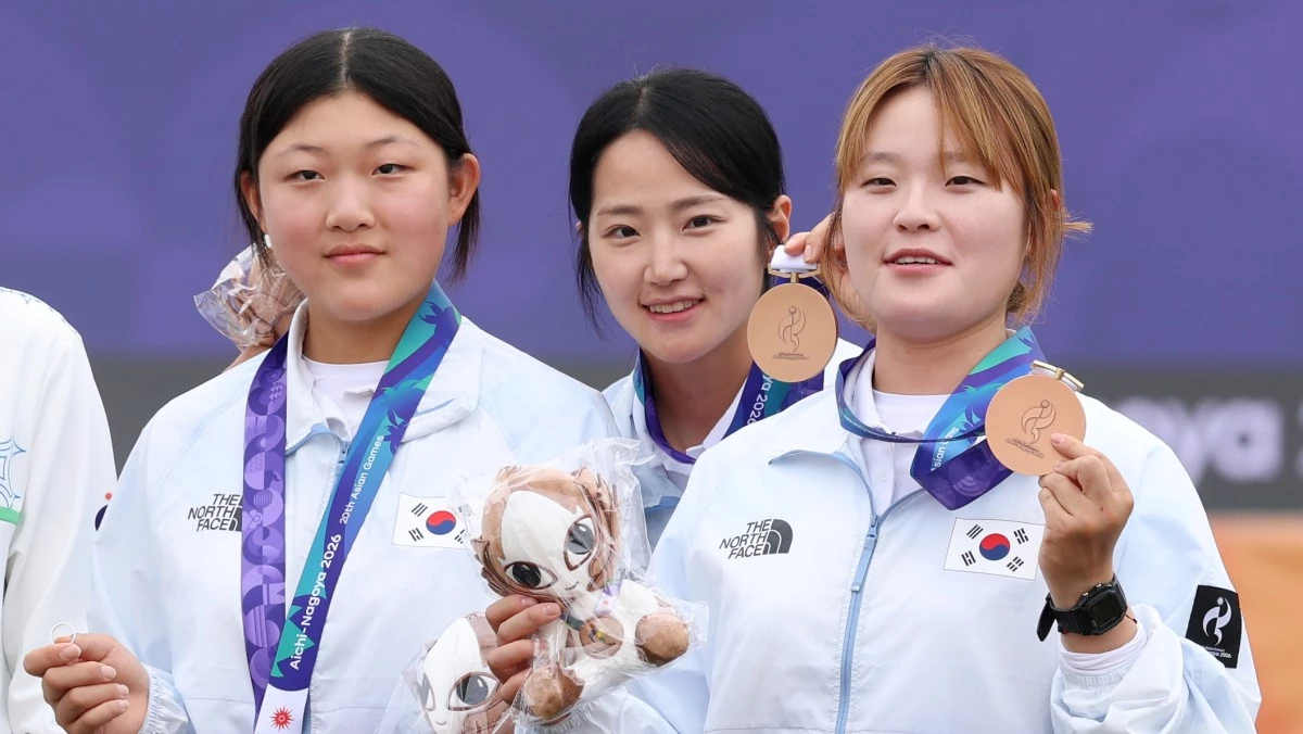 대한민국 강연서(왼쪽부터), 박정윤, 박예린이 30일 일본 오카자키 중앙종합공원 다목적광장에서 열린 2026 아이치·나고야 아시안게임 양궁 컴파운드 여자 단체전 시상식에서 동메달을 목에건 뒤 기념 촬영을 하고 있다 / 뉴스1