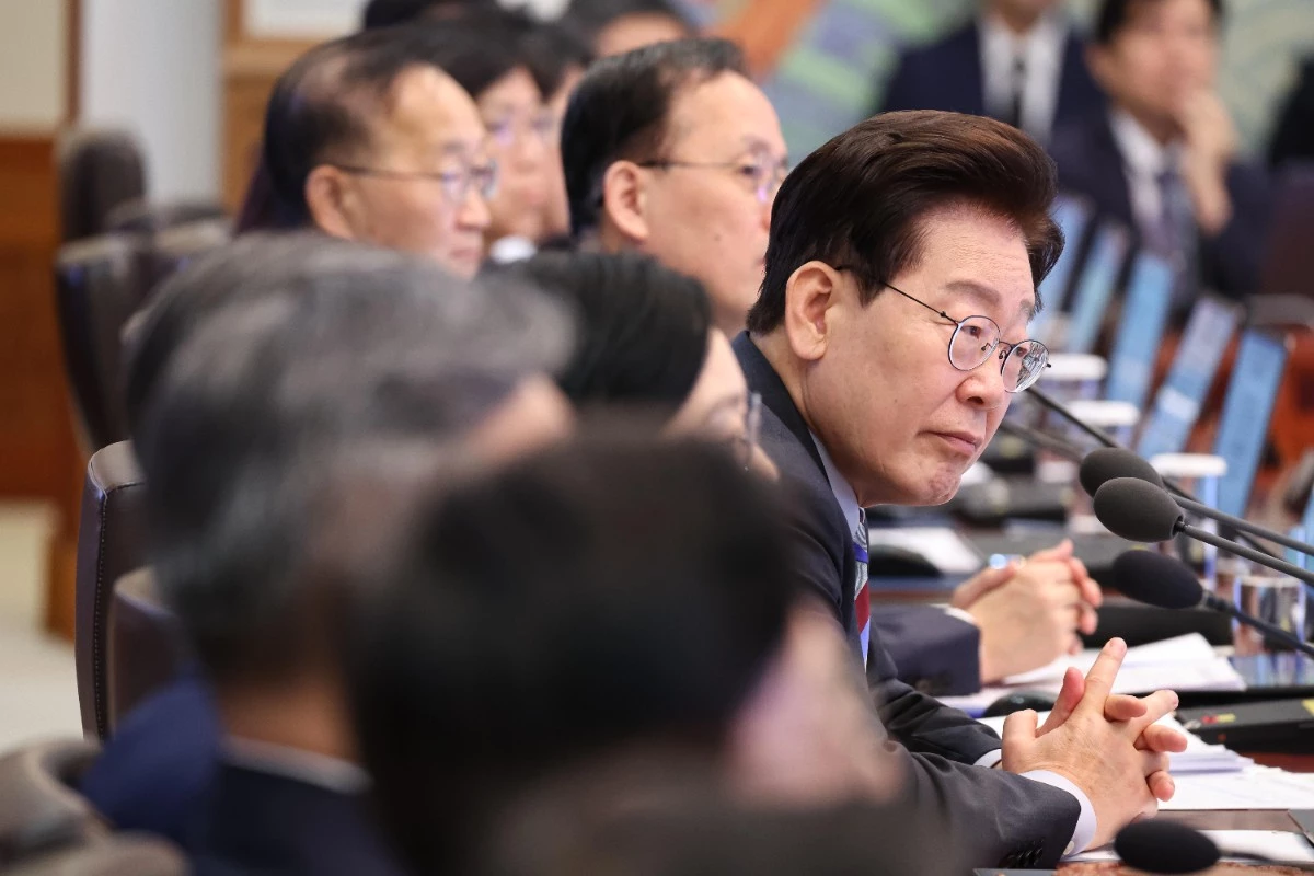 이재명 대통령이 29일 청와대에서 열린 국무회의에서 발언을 듣고 있다. / 뉴스1