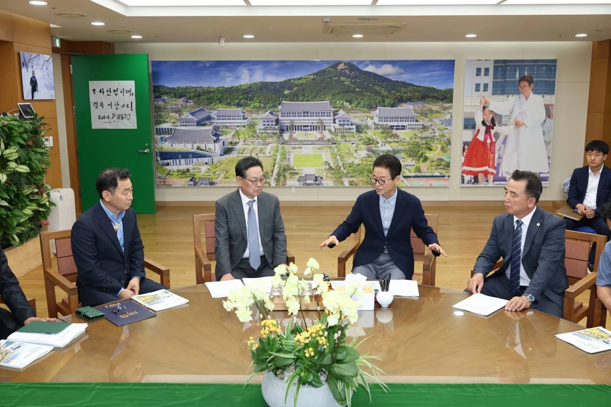 전화식 성주군수는 29일 경북도청을 방문해 이철우 경상북도지사와 면담하고, 2027년도 지역 핵심사업 23건에 총 444억 규모의 예산 반영과 행·재정적 지원을 건의했다./성주군