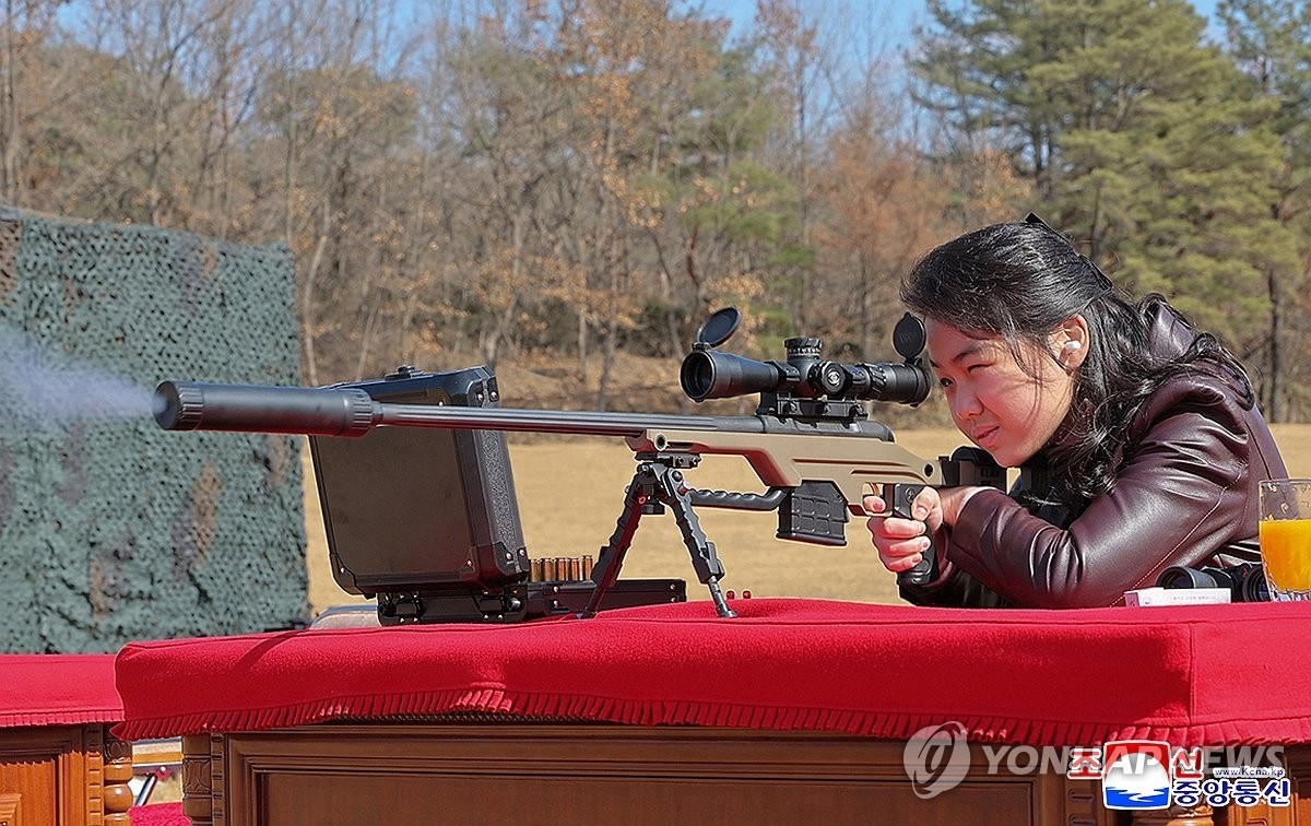 김정은 국무위원장이 주요 간부들에게 저격수보총을 선물하고 사격장에서 저격무기 사격을 한 가운데 김 위원장의 김주애가 저격총을 조준한 모습을 조선중앙통신이 공개했다. 국정원은 김주애가 키 160cm, 몸무게 50kg 이상인 것으로 파악된다고 자체 파악한 신상 정보를 처음으로 30일 국회에 보고했다. 이와 관련해 국정원은 '김주애는 숙녀용 정장과 구두를 신어 성숙한 이미지를 구축 중'이라며 '해외 공관에 입단속 지시가 내려졌고 일선 대미 관계자들이 매우 바쁘게 움직인다는 첩보를 습득했다'라고 국회에 설명했다. / 조선중앙통신-연합뉴스