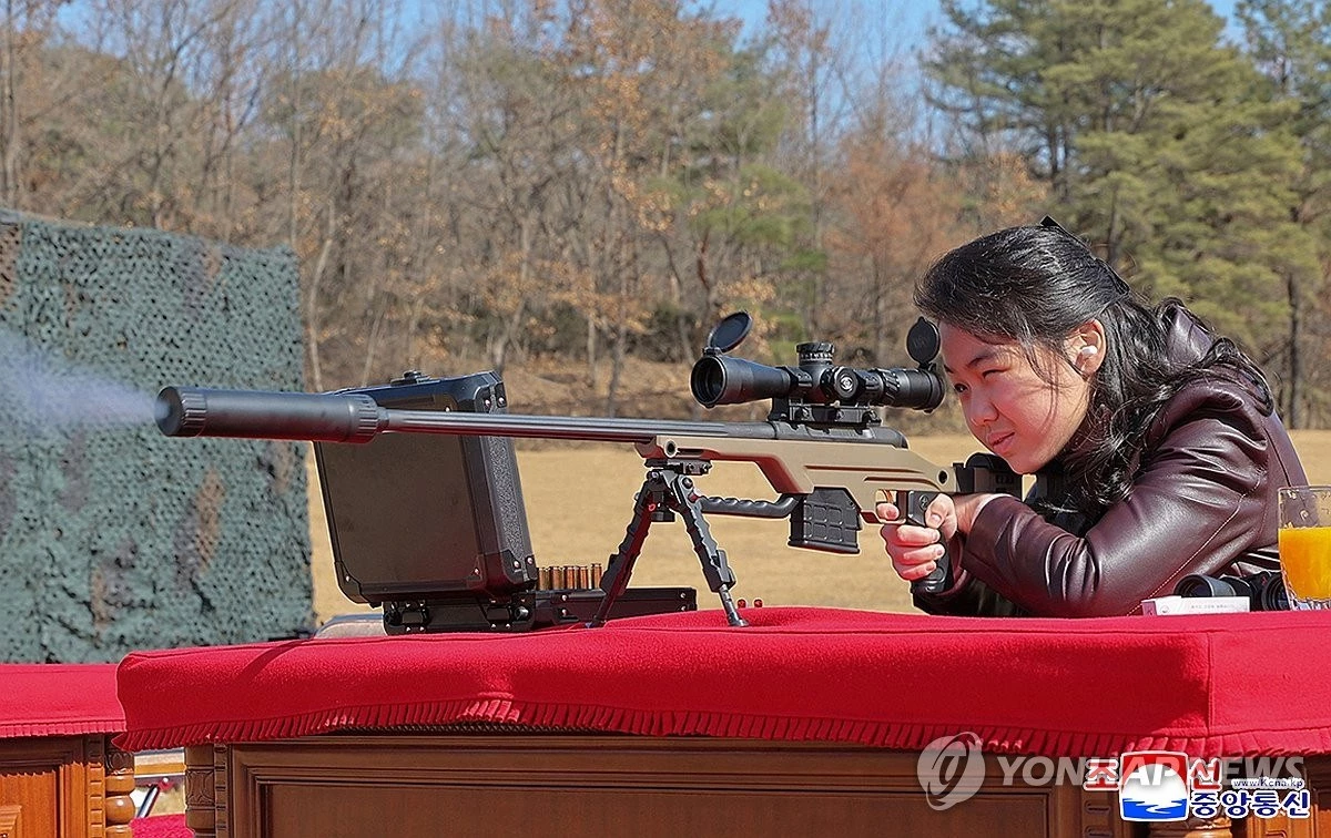 김정은 국무위원장이 주요 간부들에게 저격수보총을 선물하고 사격장에서 저격무기 사격을 한 가운데 김 위원장의 김주애가 저격총을 조준한 모습을 조선중앙통신이 공개했다. 국정원은 김주애가 키 160cm, 몸무게 50kg 이상인 것으로 파악된다고 자체 파악한 신상 정보를 처음으로 30일 국회에 보고했다. 이와 관련해 국정원은 '김주애는 숙녀용 정장과 구두를 신어 성숙한 이미지를 구축 중'이라며 '해외 공관에 입단속 지시가 내려졌고 일선 대미 관계자들이 매우 바쁘게 움직인다는 첩보를 습득했다'라고 국회에 설명했다. / 조선중앙통신-연합뉴스