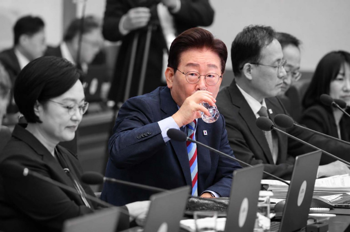 이재명 대통령이 엑스(X·옛 트위터)에 올린 '대외비' 문건을 두고 야권이 거세게 공세를 벌이고 있다. 야권은 대외비 표기를 그대로 노출한 것뿐만 아니라 문건 하단에 '선관위 특검' 관련 문구가 적힌 것을 근거로 이 대통령이 중앙선거관리위원회 특검의 수사 상황을 보고받는 게 아니냐는 의혹까지 제기하고 있다. 사진은 이 대통령이 29일 청와대에서 열린 국무회의에서 물을 마시는 모습을 담은 것이다. / 뉴스1