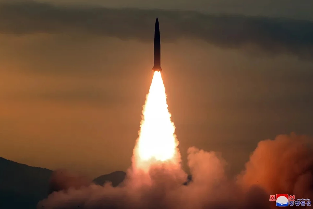 2022년 10월 10일 북한이 공개한 전술핵 부대의 탄도미사일 발사 모습. / 연합뉴스