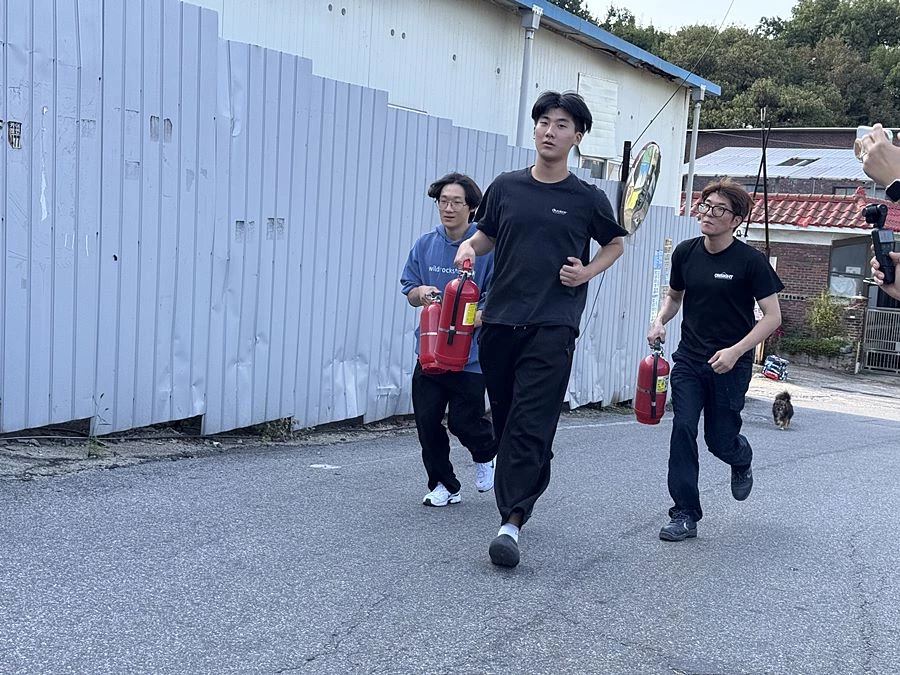 주민으로부터 연락을 받고 화재장소로 뛰어가는 천일페인트 직원 모습