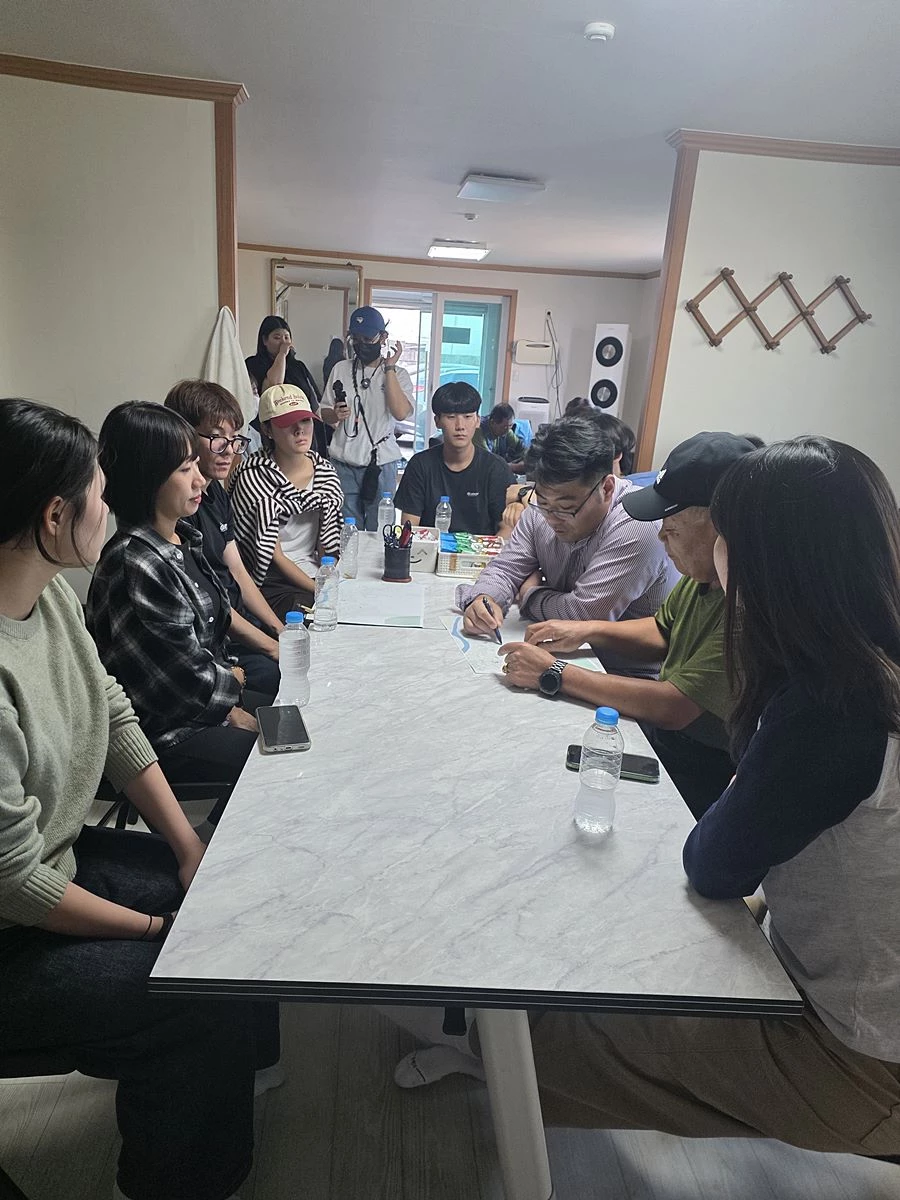 현장 모의 훈련 전 훈련 내용을 논의하고 있는 모습