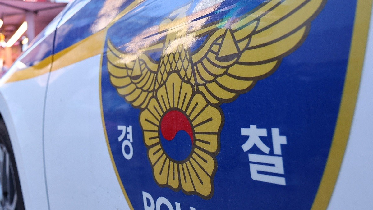 기사 이해를 돕기 위한 경찰 마크 자료사진. 30일 전남경찰청 등에 따르면 이날 오전 9시 28분쯤 여수시 안산동의 한 아파트 관리사무소 인근 화단에서 신생아가 든 봉투를 발견했다는 신고가 들어왔다. 경찰이 현장에 출동했을 때 신생아는 이미 숨진 상태였다. 몸에는 탯줄이 달려 있었으며 시신 일부는 부패가 진행된 상태였던 것으로 확인됐다. / 뉴스1