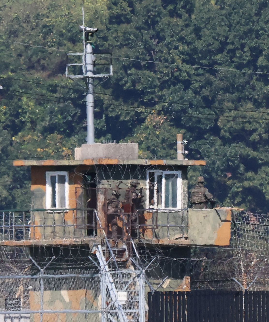 지난 29일 경기 파주 접경지역에서 바라본 우리군 초소에서 장병들이 대북 경계 근무를 서고 있는 모습. / 뉴스1
