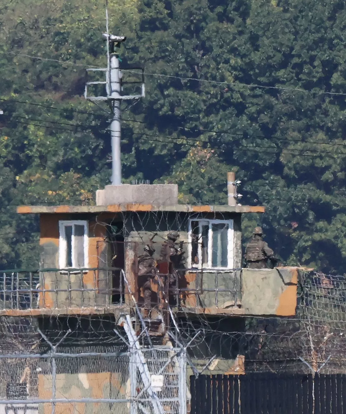 지난 29일 경기 파주 접경지역에서 바라본 우리군 초소에서 장병들이 대북 경계 근무를 서고 있는 모습. / 뉴스1