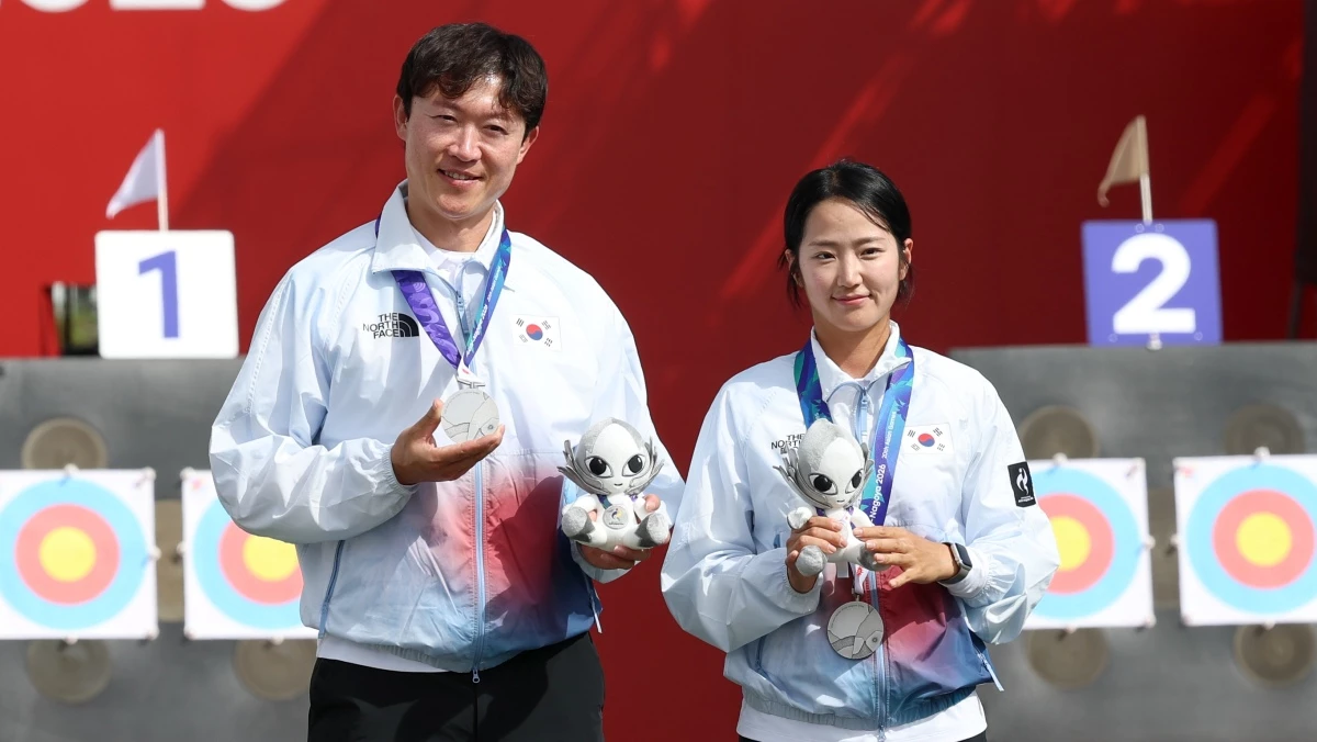 대한민국 최용희, 박정윤이 30일 일본 오카자키 중앙종합공원 다목적광장에서 열린 2026 아이치·나고야 아시안게임 양궁 컴파운드 혼성 단체전 시상식에서 은메달을 목에 걸고 있다 / 뉴스1