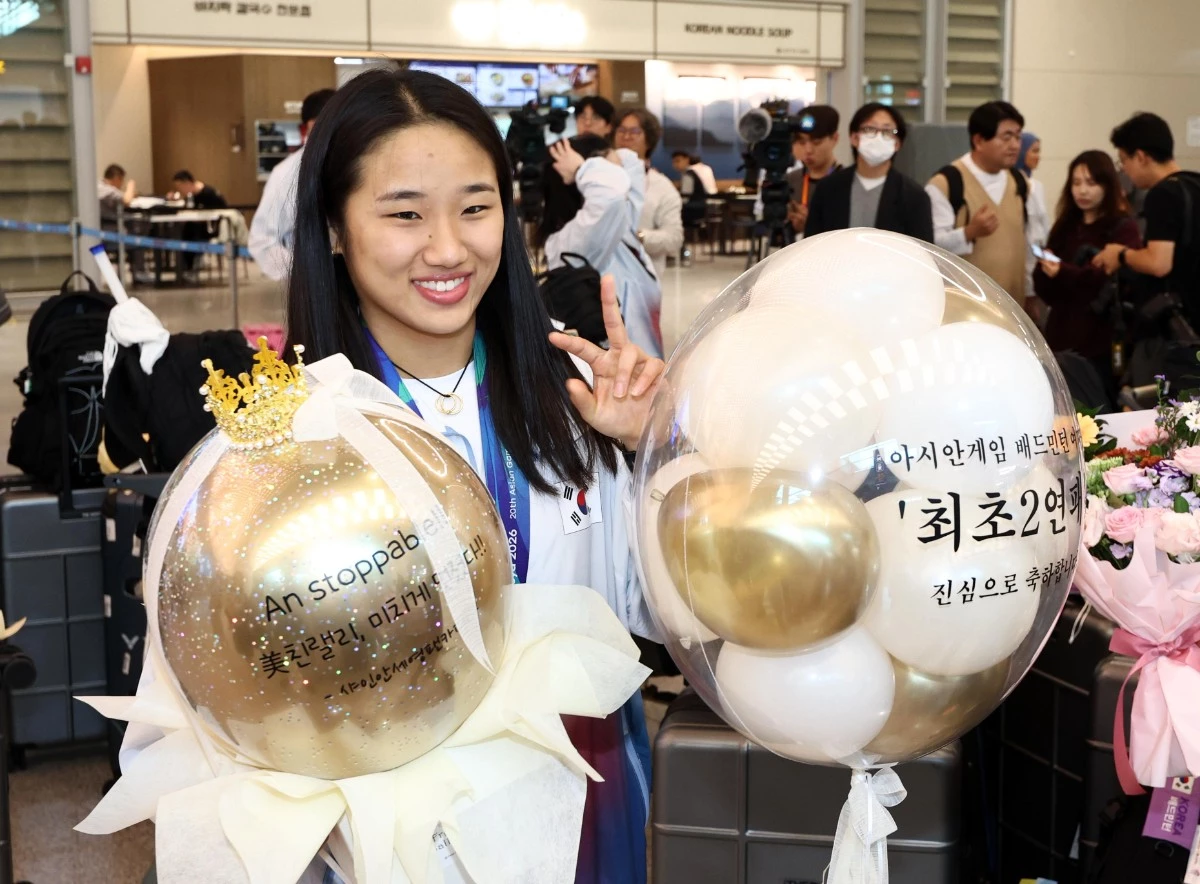 2026 아이치·나고야 아시안게임 배드민턴 여자 단식에서 금메달을 차지한 안세영이 30일 인천국제공항 제2여객터미널을 통해 귀국 후 팬들과 기념촬영을 하고 있다. / 뉴스1