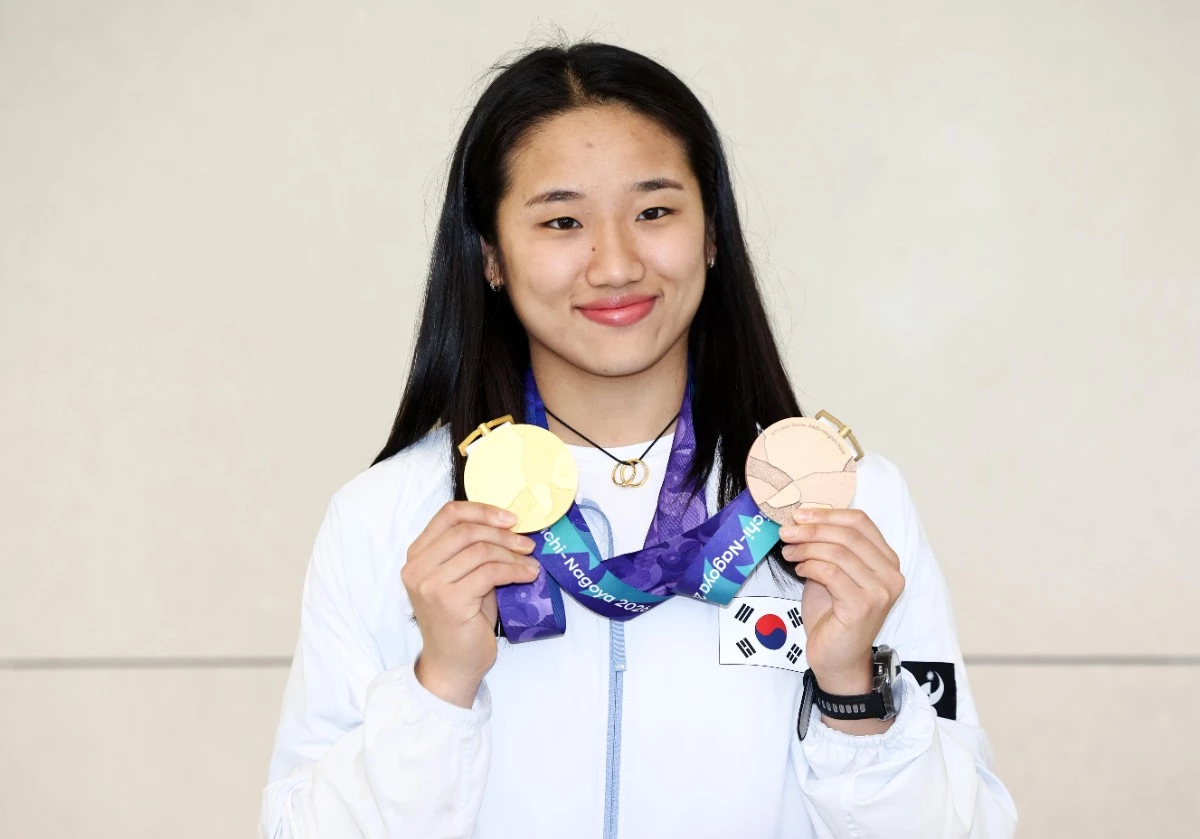 2026 아이치·나고야 아시안게임 배드민턴 여자 단식에서 금메달을 차지한 안세영이 30일 인천국제공항 제2여객터미널을 통해 귀국 후 취재진 앞에서 메달을 들고 포즈를 취하고 있다. / 뉴스1